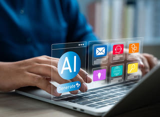 Investitore alle prime armi nel settore delle criptovalute che scopre i fondamenti del trading automatizzato con IA