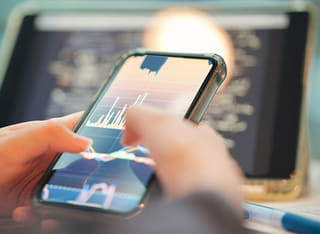 Investitore che controlla la procedura trasparente di prelievo e trasferimento dei fondi
