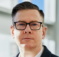 Ritratto del CEO Alexander Hughes, alla guida di un'azienda specializzata nella compravendita di criptovalute